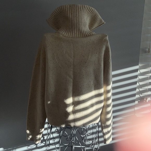 The North Face Crestview 1/4 Zip Sweater - Picture 2 of 8